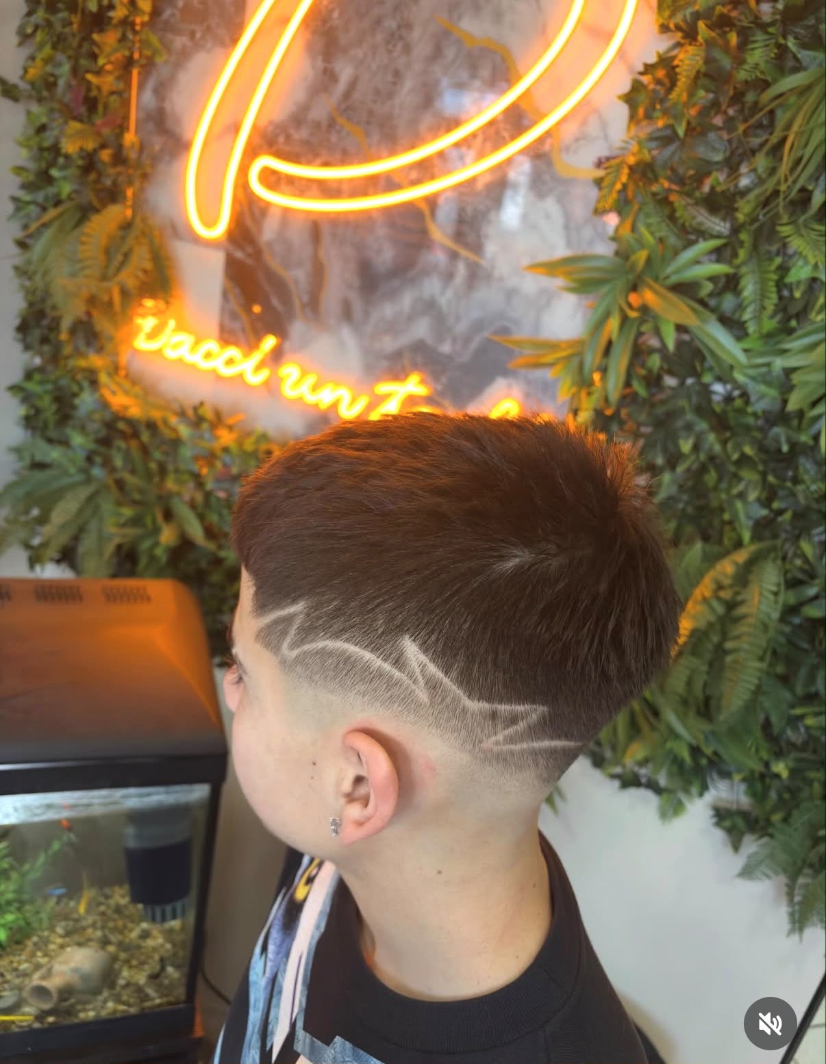 Taglio con disegno a zig zag rasato sulla nuca