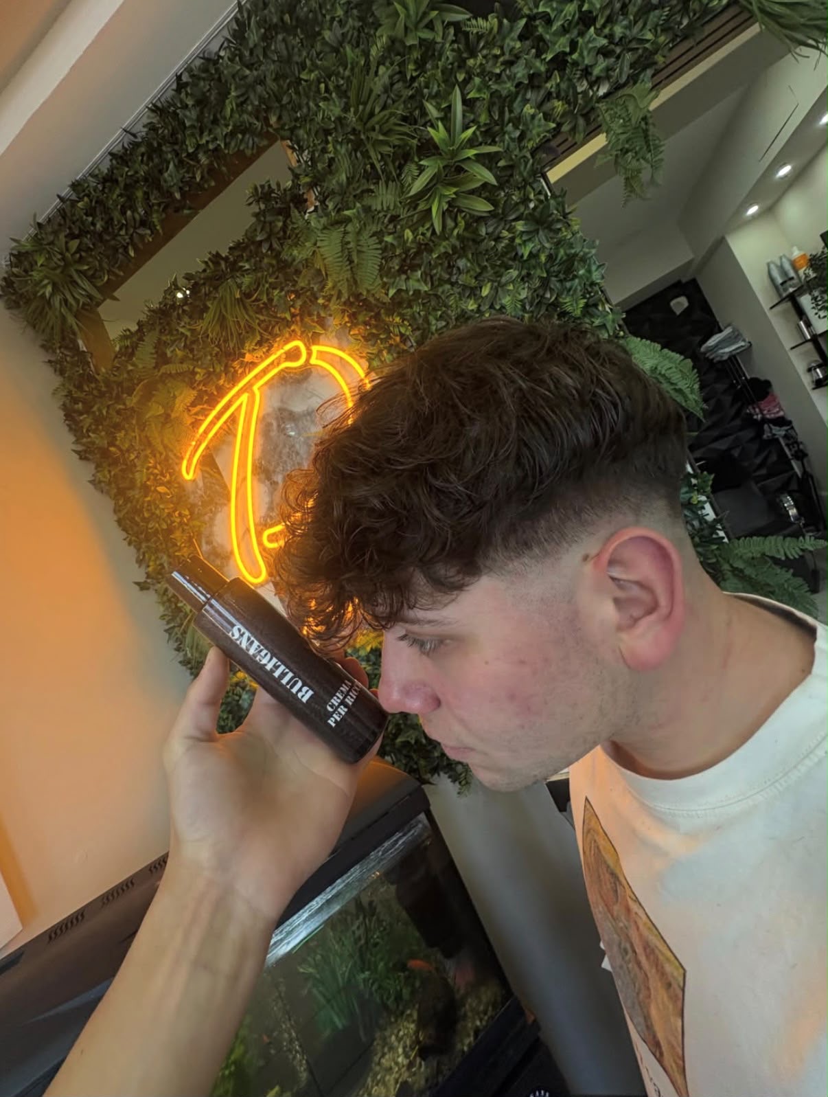 Styling capelli ricci con prodotto professionale