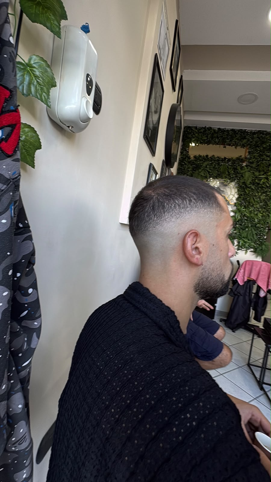Taglio High Fade corto con sfumatura alla pelle e rifinitura barba