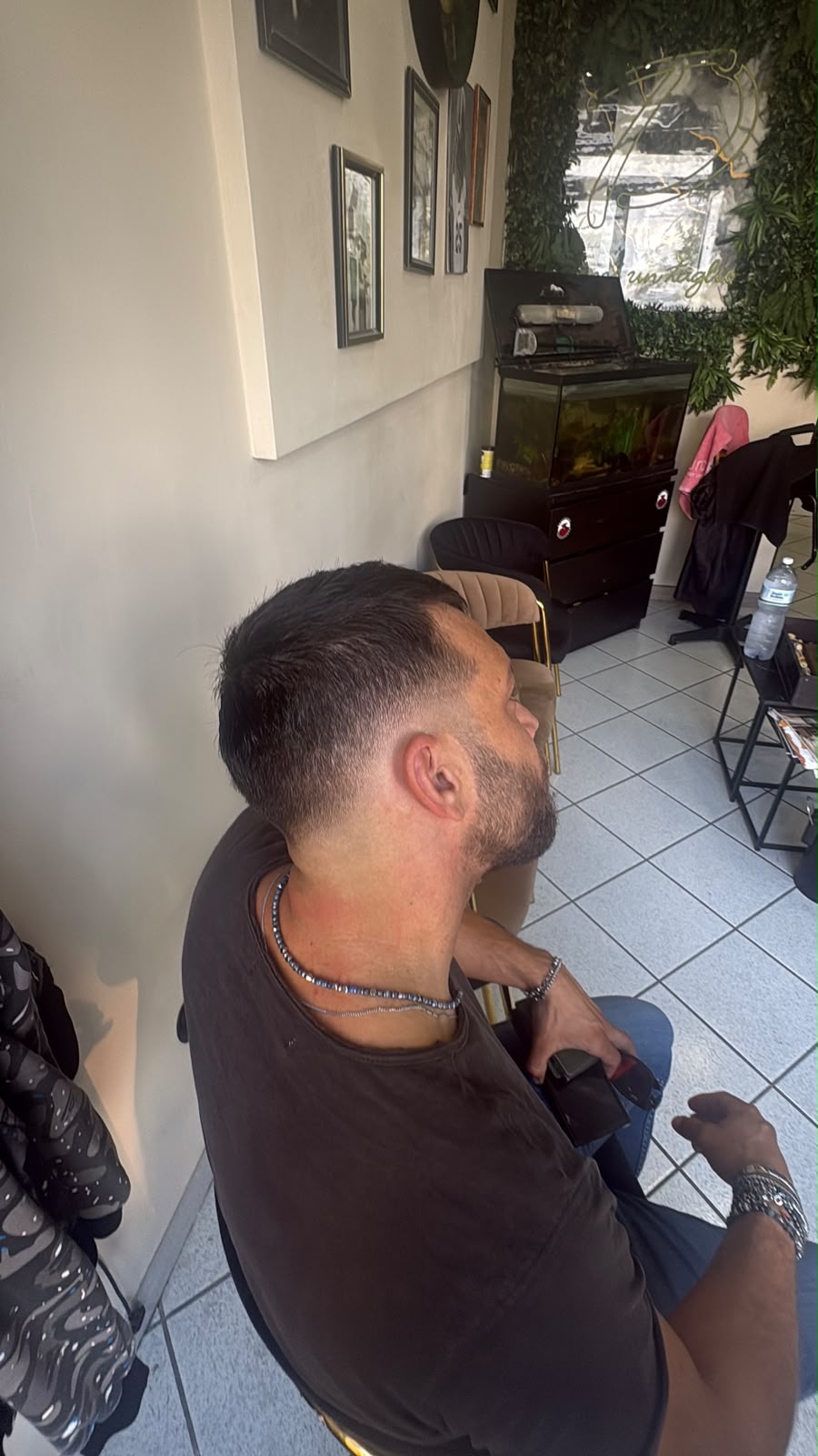 Sfumatura media pulita con barba curata in salone