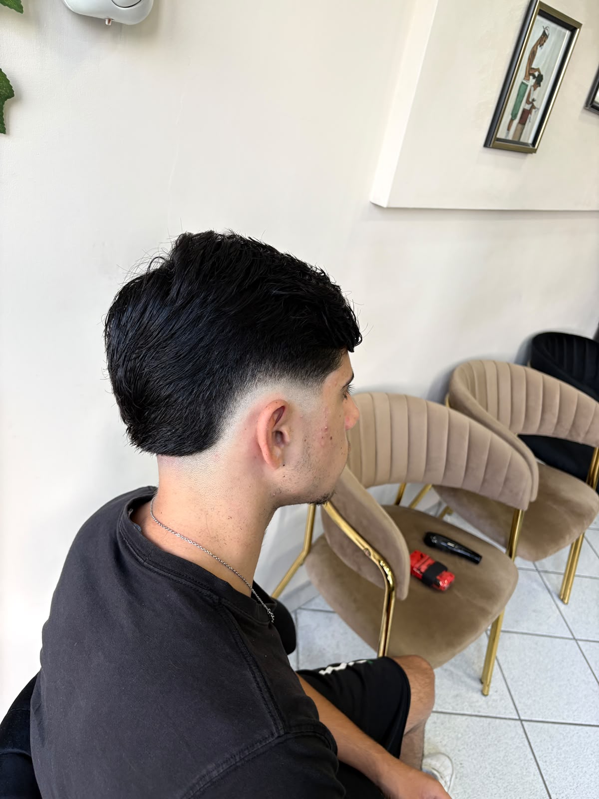 Taglio maschile con taper fade basso e contorno netto sul collo